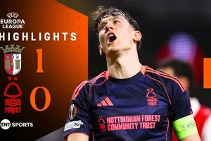 Braga vs Nottingham Forest 1-0: Yates bất ngờ phản lưới nhà, Anderson nhận thẻ đỏ cuối trận, Braga rộng cửa đi tiếp