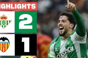 Real Betis vs Valencia 2-1: Luis Rioja chớp thời cơ sút xa mở bàn, Ezequiel Avila gỡ hòa nhờ penalty, Pablo Fornals ấn định chiến thắng