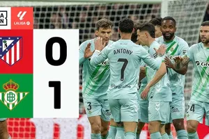 Atletico Madrid vs Real Betis 0-1: Ezzalzouli kiến tạo, Antony sút xa bất ngờ, hạ thủ môn Oblak, trọng tài VAR từ chối bàn thắng Atletico 