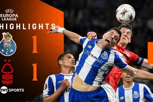 Porto vs Nottingham Forest 1-1: Gomes dứt điểm chính xác khai bàn nhưng Martim Fernandes bất ngờ phản lưới nhà, lượt về quyết định