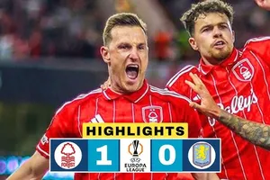 Nottingham Forest vs Aston Villa 1-0: Trọng tài VAR thấy Lucas Digne để bóng chạm tay, Chris Wood chớp thời cơ trên chấm penalty