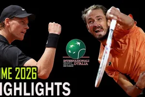 Jannik Sinner vs Daniil Medvedev 6-2, 5-7, 4-2: Giằng co kịch tính, Sinner có phần nhỉnh hơn Medvedev, bất phân thắng bại phải tạm hoãn vì mưa lớn