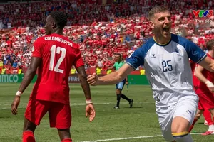 Sead Kolasinac kiến tạo từ phạt góc, Jovo Lukic đánh đầu mở tỷ số cho Bosnia & Herzegovina