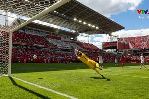 Promise Akinpelu kiến tạo, Cyle Larin dứt điểm chạm chân hậu vệ Katic hạ thủ môn Vasilj, san bằng tỉ số cho Canada