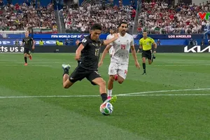 Phút thứ 7, tiền đạo cao to Chris Wood làm tường che chắn, tạo cơ hội cho Henry Just sút tung lưới Iran mở tỷ số 1-0