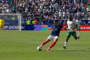 Olise căng ngang, Mbappe tung cú sút cực căng từ ngoài vòng cấm hạ thủ môn Mendy, ghi cú đúp bàn thắng, Pháp dẫn trước tỷ số 3-1