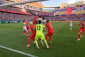 Phút 76, Odegaard treo bóng cực đẹp từ phạt góc, Leo Ostigard băng vào đánh đầu tung lưới thủ môn Jalal Hassan