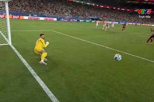 Trọng tài VAR xác định Dahane Beida dùng tay cản bóng, lão tướng Marko Arnautovic chớp thời cơ ghi bàn trên chấm penalty 