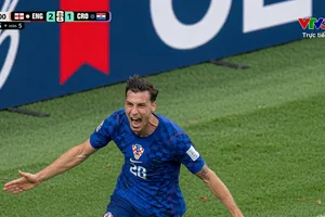 Tiền vệ Petar Sucic nhả bóng ngược lại, Martin Baturina tung cú sút xa cực căng, gỡ hòa 1-1 cho Croatia