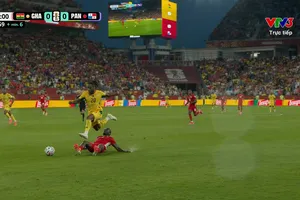 Phút 64, Ayew đệm bóng chệch cột dọc vì hậu vệ Panama đã lao người cản phá, làm bóng đi hết đường biên ngang