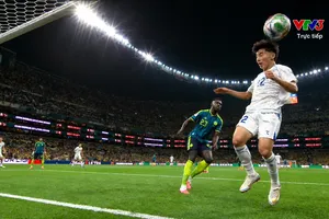 Shomurodov tung cú volley, thủ môn Vargas đẩy bóng ra, Fayzullaev chớp thời cơ gỡ hòa tỷ số 1-1 cho Uzbekistan