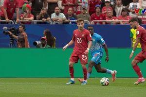 Bruno Fernandes sút xa hiểm hóc nhưng bóng đi sạt cột dọc khung thành CHDC Congo đầy tiếc nuối