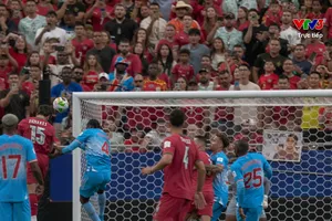 Joao Neves đón bóng cánh trái, bật cao đánh đầu đưa Bồ Đào Nha sớm dẫn trước 1- 0