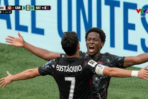 Cyle Larin đánh đầu rất căng và Jonathan David hoàn thành cú đúp trước khi hiệp 1 kết thúc
