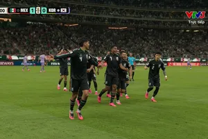 Thủ môn Kim Seung Gyu va chạm với Lee Gi Hyuk, tiền vệ Luis Romo chớp thời cơ ghi bàn cho Mexico