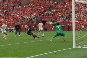 Jonathan David lại tỏa sáng bằng cú dứt điểm cận thành, hoàn thành cú hattrick