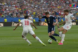 Scott McTominay tung cú sút căng nhưng bóng khẽ chạm cột dọc và ra ngoài, dàn công Scotland nỗ lực tìm bàn thắng đến phút cuối