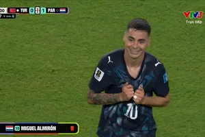 Cầu thủ Miguel Almiron nhận thẻ đỏ trực tiếp vì vi phạm quy định che miệng khi tranh cãi trên sân