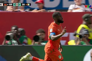 Amad Diallo dứt điểm, Brown kịp phá bóng ngay vạch vôi. Kessie bất ngờ đưa Bờ Biển Ngà dẫn trước 1-0