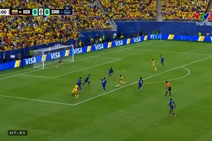 "Người nhện" Eloy Room liên tục làm nản lòng các chân sút Ecuador như: Rodriguez, Yeboah, Valencia, Plata
