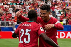 Hậu vệ Nuno Mendes tung cú sút phạt xuyên thủng hàng rao, nhân đôi tỷ số cho Bồ Đào Nha