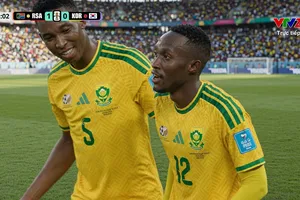 Maseko sút tung nóc thủ môn Seung-Gyu Kim, giúp Nam Phi tạm dẫn 1-0
