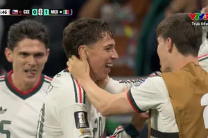 Romo chuyền bóng cánh phải, Chavez sửa bóng hạ thủ môn Kovar, Mexico dẫn trước 1-0