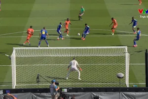 Tiền vệ trung tâm Franck Kessie có pha đột phá và tung cú sút nguy hiểm về phía thủ môn 