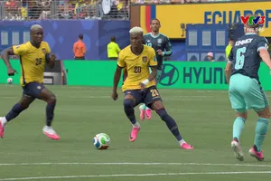 Angulo tung cú sút xa, xuyên chân Pavlovic và thủ môn Neuer, sớm gỡ hòa cho Ecuador