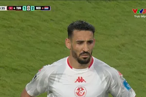 Từ pha phạt góc, Hazem Mastouri đánh đầu mang về bàn thắng rút ngắn tỷ số 1-2 cho Tunisia