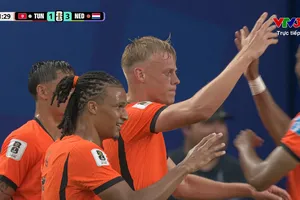 Jan Paul van Hecke bật cao đánh đầu hạ gục thủ môn Dahmen, nâng tỷ số 3-1