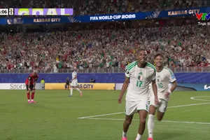 Rafik Belghali đột phá sút tung nóc lưới thủ môn Alexander Schlager gỡ hòa 1-1 cho Algeria