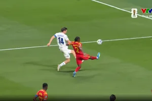 Mozgovoy kiến tạo, Shomurodov lốp bóng điệu nghệ hạ thủ môn Lionel Mpasi mở tỷ số 1-0 cho Uzbekistan