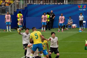 Gabriel Magalhaes bấm bóng kiến tạo, Casemiro đánh đầu tung lưới thủ môn Suzuki, gỡ hòa 1-1 cho Brazil