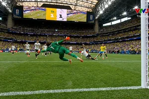 Martinelli chạy chỗ thông minh và đệm bóng hạ thủ môn Suzuki, Brazil dẫn 2-1