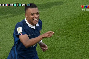 Nhận đường chuyền từ pha phạt góc cánh trái, Mbappe đột phá và tung cú sút hạ thủ môn Zetterstrom mở tỷ số