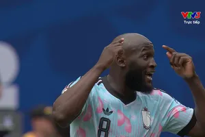 Lukaku chích bóng điệu nghệ vào góc hẹp rút ngắn tỷ số 1-2 cho Bỉ