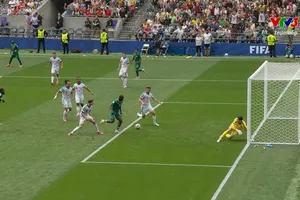 Sarr đánh đấu đội cột dọc, Diarra đệm bóng cận thành hạ thủ môn Courtois mở tỷ