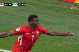 Manzambi đột phá và căng ngang, tiền đạo Embolo đệm bóng cận thành mở tỷ số 1-0 Thụy Sĩ