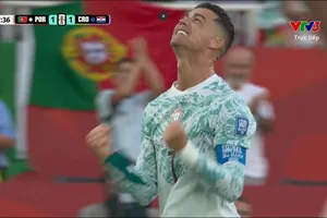 Trọng tài VAR xác định Vlasic kéo ngã Veiga trong vòng cấm, Ronaldo gỡ hòa 1-1 cho Bồ Đào Nha trên chấm 11m
