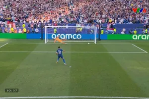 Diego Gomez phạm lỗi trong vòng cấm, Mbappe đưa "Gà trống Gallus" vươn lên dẫn trước 1-0