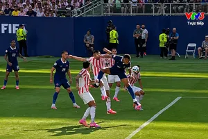 Đón đường chuyền của đồng đội cánh phải, Mbappe bật cao nhưng không kịp chạm bóng, bỏ qua cơ hội tuyệt vời mở tỷ số