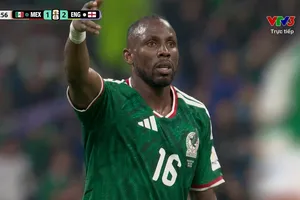 Julian Quinones chớp thời cơ sút bồi hạ thủ môn Pickford, rút ngắn tỷ số 1-2 cho chủ nhà Mexico 