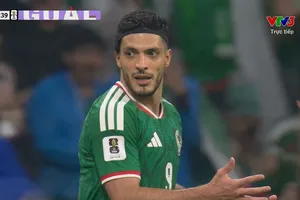 Harry Kane mắc lỗi trong vòng, trọng tài VAR cho Raul Jimenez hưởng penalty qua đó Mexico lần nữa rút ngắn cách biệt 2-3