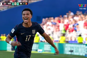 Tilman sút phạt, bóng chạm đầu Vanaken, thủ môn Courtois không thể cản phá 