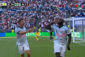 Hậu vệ Chris Richards pha sai lầm, Lukaku cướp bóng và dứt điểm vào góc xa, nâng tỷ số lên 4-1 cho Bỉ