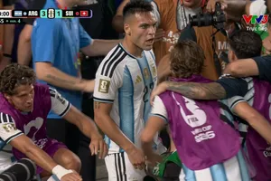 Almada dứt điểm, thủ môn Gregor Kobel để bóng bật ra, Lautaro Martinez chớp lấy thời cơ nâng tỷ số lên 3-1 cho Argentina