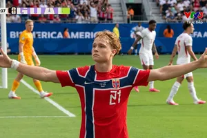 Harry Kane để mất bóng, Schjelderup chớp thời cơ tung cú cứa lòng hạ thủ môn Pickford mở tỷ số cho Na Uy