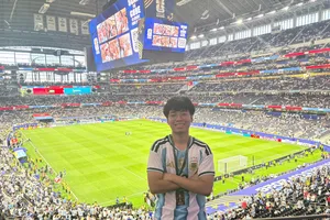 Tiếp cận thần tượng từ… khán đài World Cup