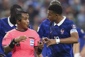 Trọng tài Ivan Barton cho Mbappe đá phạt nhưng cú sút bay vọt xà, không gây nguy hiểm cho đội khung thành Tây Ban Nha